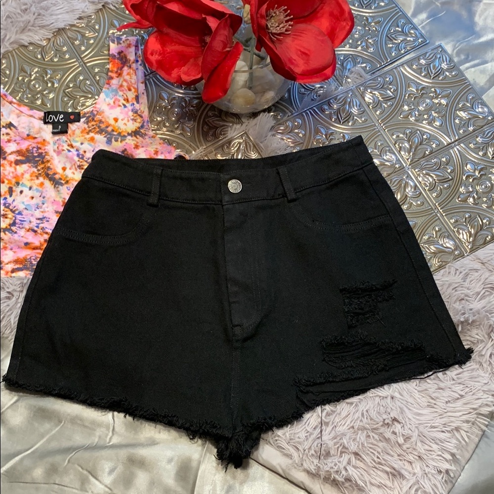 🌹SHEIN • NWOT Ultra High Waisted Black Distressed Jean Short Shorts •